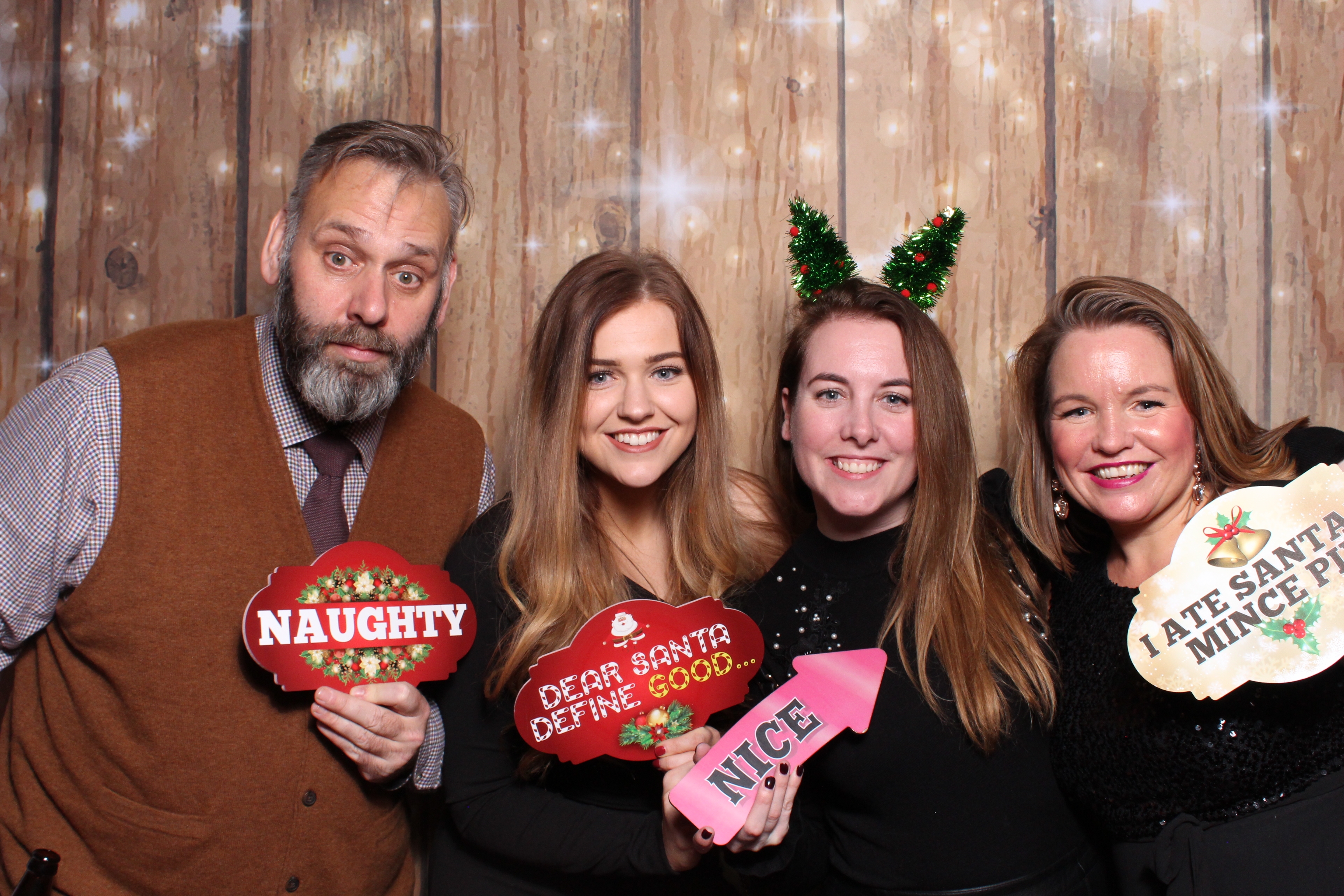 Tes Christmas party  | View more photos from the event at gallery.magicimages.uk/u/MagicImages/Tes-Christmas-party